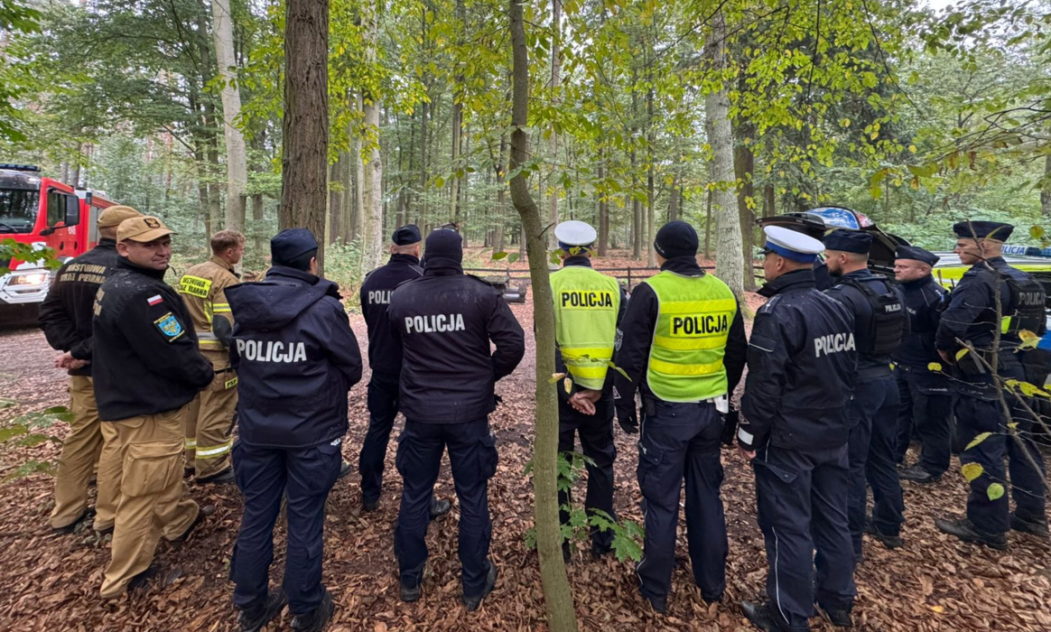 „Liczy się każda minuta” – namysłowscy policjanci trenowali działania w sytuacji zaginięcia osoby