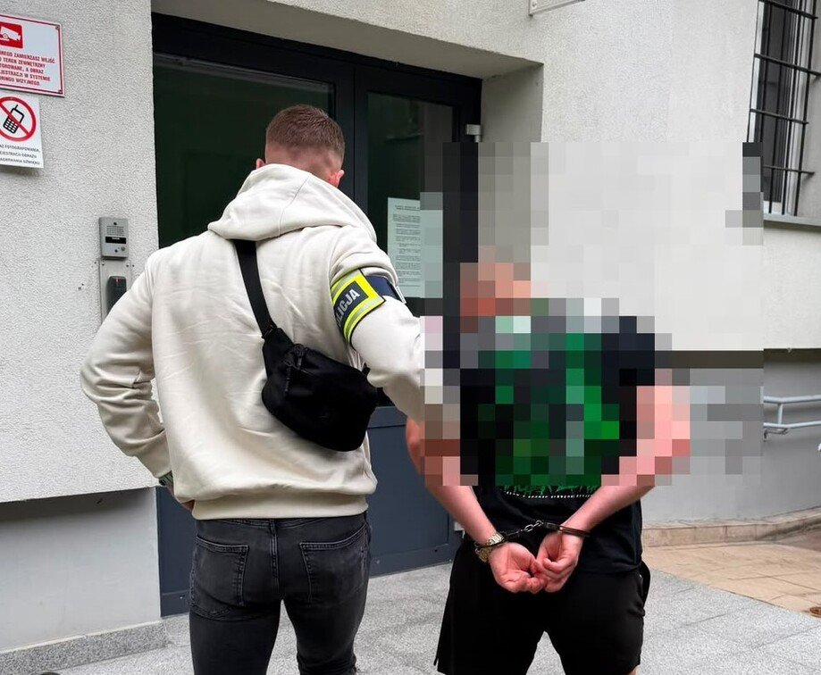 Skakał po masce i dachu cudzego samochodu - parkingowy chuligan zatrzymany