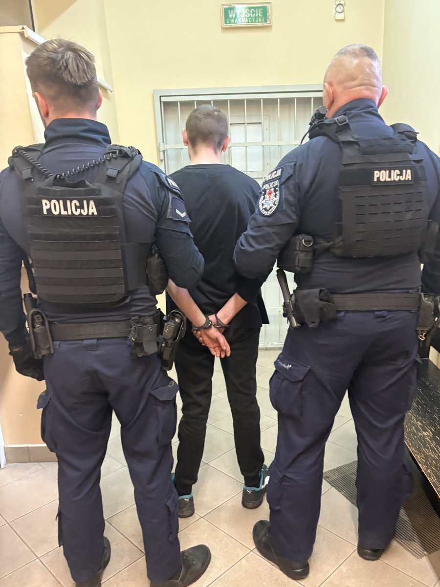 zdjęcie: policjanci z zatrzymanym mężczyzną