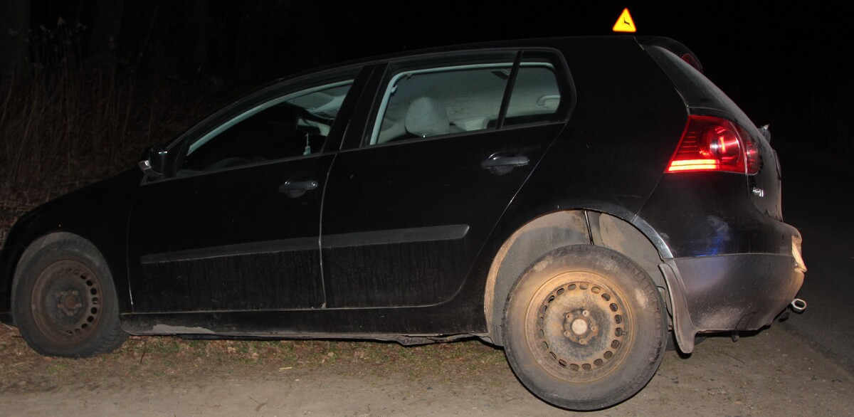 zdjęcie: samochód w rowie