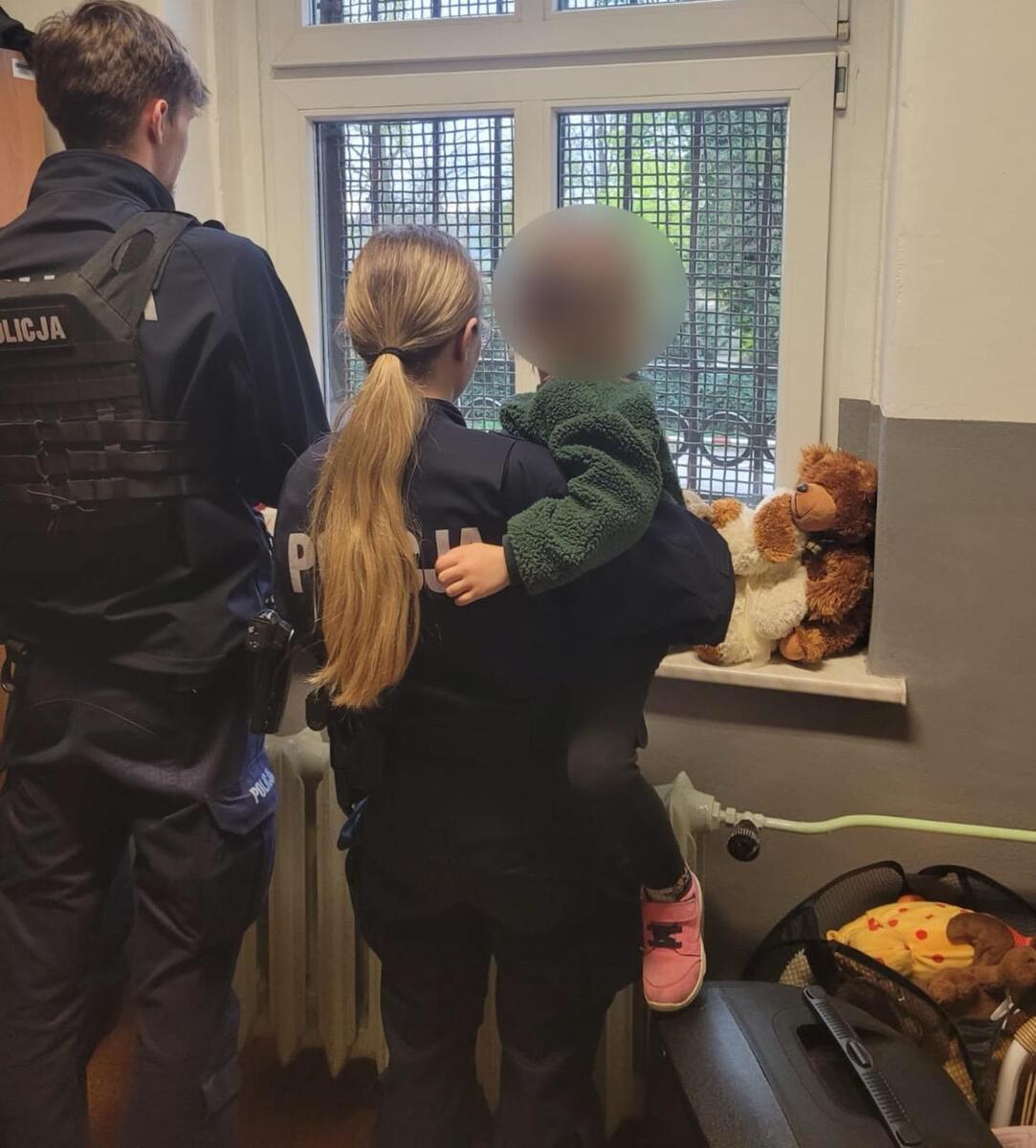 zdjęcie: policjanci z odnalezionym dzieckiem
