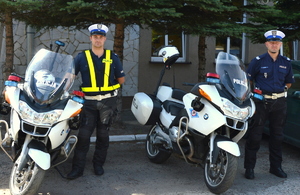 policjanci stojący przy motocyklach
