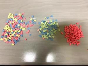 kolorowe tabletki  leżące na stole