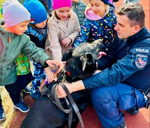 policjant z dziećmi i psem
