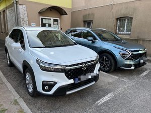 dwa nieoznakowane radiowozy stojące przodem do zdjęcia