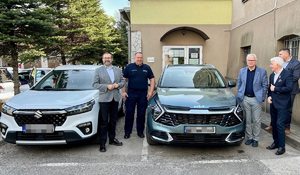 obok stojących radiowozów nieoznakowanych stoją włodarze oraz komendant kluczborskiej policji łącznie pięć osób