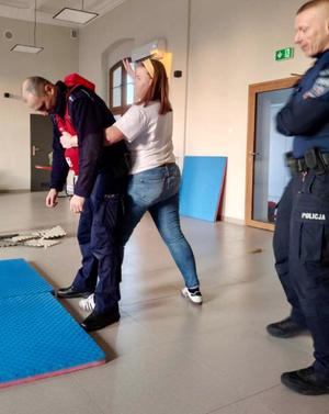 uczestniczka kursu uderzająca policjanta w plecy - łopatki, ćwiczenie podczas zadławienia