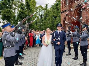 para młoda pod szpalerem asysty honorowej