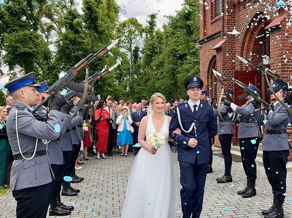 para młoda pod szpalerem asysty honorowej