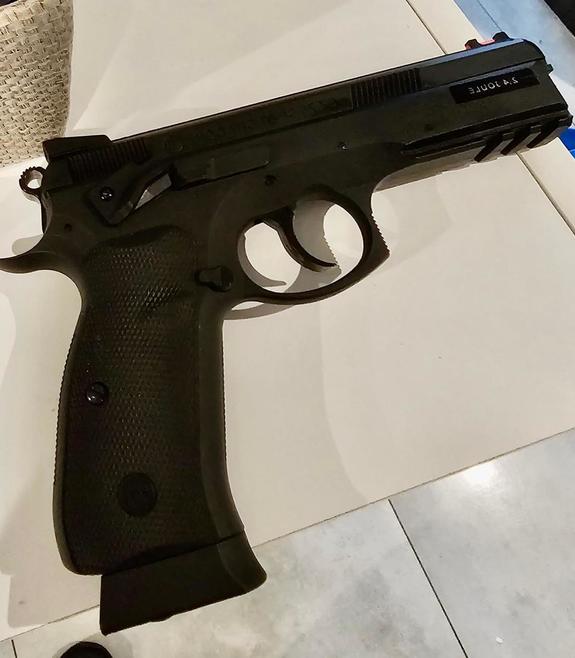 pistolet pneumatyczny leżący na stole