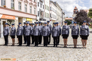 mianowani policjanci stojący w szeregu