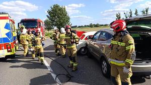 na zdjęciu strażacy zabezpieczający miejsce
