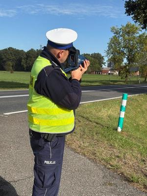 policjant z radarem