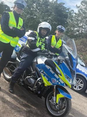 policjantki przy motocyklu, policjant na motocyklu