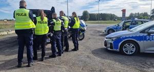 policjanci stojący tyłem