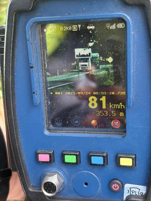 miernik ze wskaźnikiem przekroczenia prędkości wskazuje 81 km