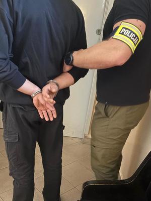 policjant stojący z mężczyzną