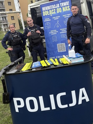 policjanci ze stanowiska promocyjnego