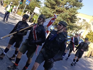 harcerze przechodzący przez przejście