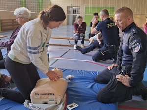 policjant przy fantomie instruuje kobiety