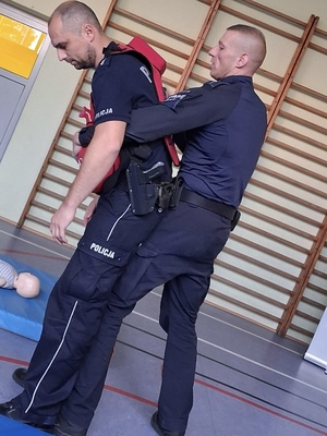 policjanci ilustrujący jak reagować podczas zadławienia