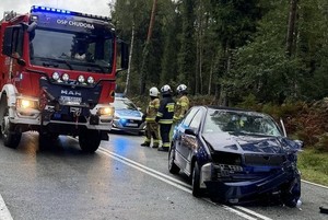 Na zdjęciu straż pożarna rozbita skoda i radiowóz