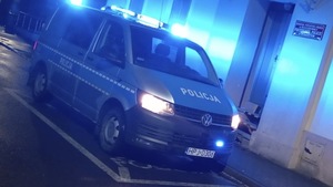 radiowóz na sygnałach pod posterunkiem