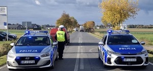 Dwa radiowozy blokujące przejazd na miejscu zdarzenia