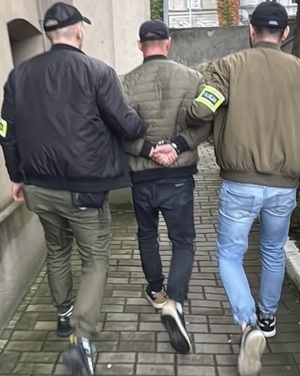 zdjęcie: policjanci z zatrzymanym mężczyzna