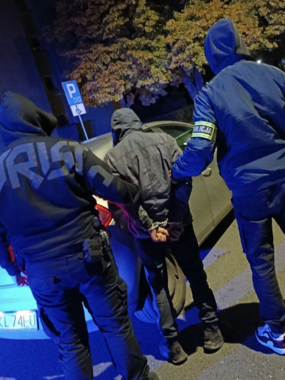 zatrzymany mężczyzna z policjantami