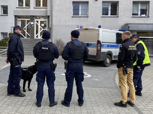 policja i straż na placu starostwa