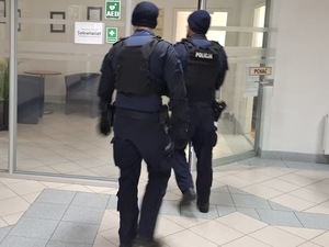 policjanci na terenie budynku