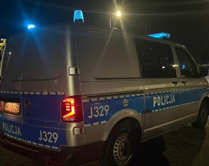 radiowóz na sygnałach uprzywilejowania