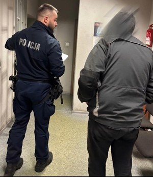 policjant wraz z zatrzymanym