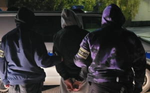 zatrzymany mężczyzna wraz z policjantami