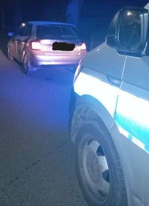 pojazdy stojące na jezdni skoda i radiowóz