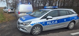 dwa radiowozy i zatrzymany samochód kia