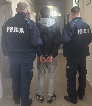 zatrzymany prowadzony przez policjantów