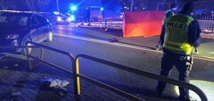 policjanci pracujący na miejscu