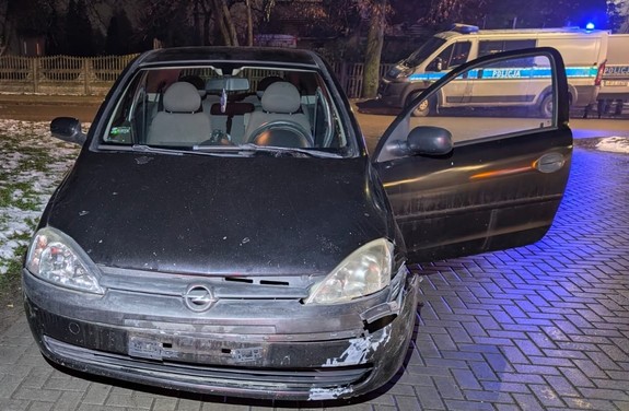 czarny samochód opel i jego uszkodzenia