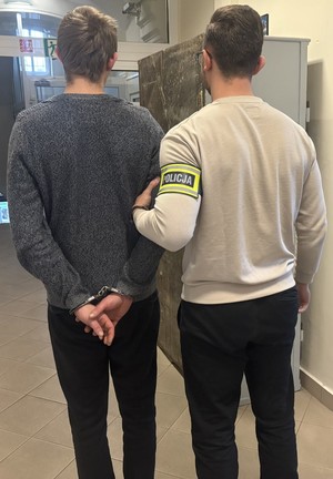 zatrzymany paser wraz z policjantem