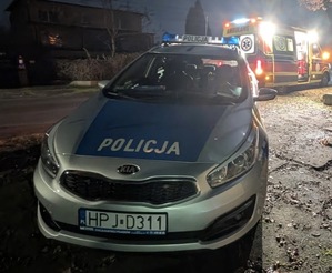 radiowóz na podjeździe posesji