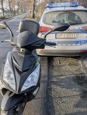 radiowóz i motorower podczas kontroli