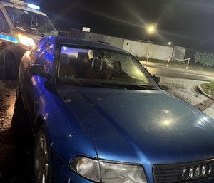 zatrzymany samochód i radiowóz