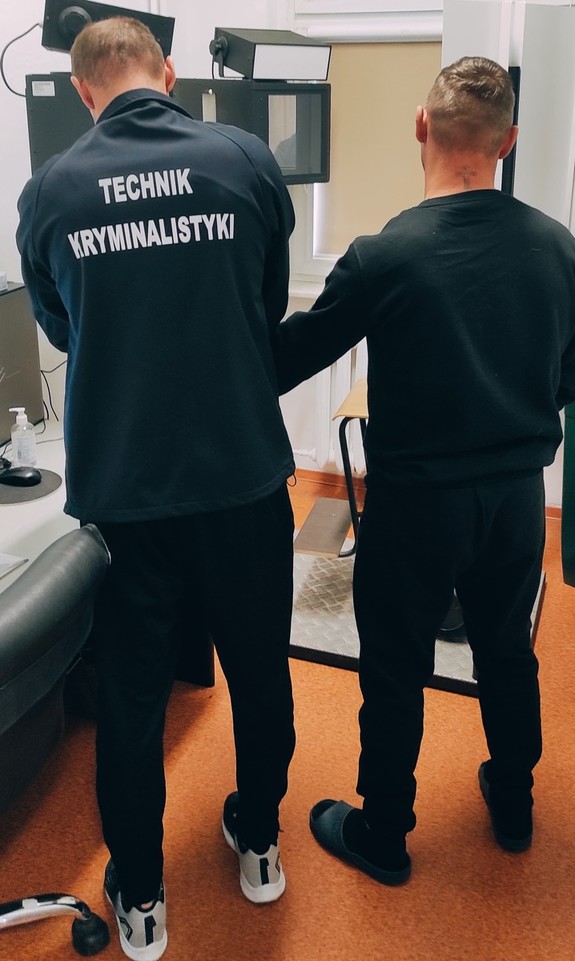 technik kryminalistyki oraz zatrzymany przy pobieraniu odcisków