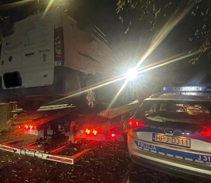 auto biały bus na holowniku