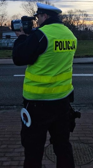 policjant z radarem