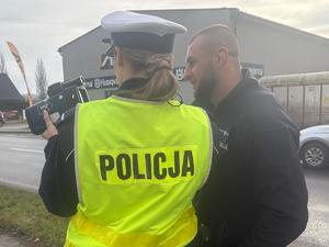 Pon Tobiasz z policjantką na drodze