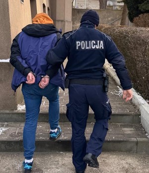 zatrzymany prowadzony przez policjanta