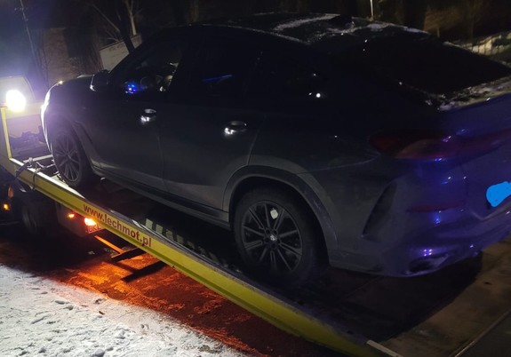 samochód bmw na lawecie